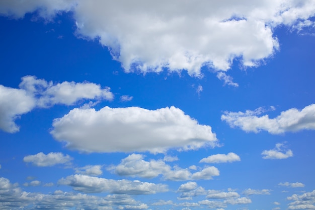 Blauwe hemel met wolken in een zomerdag