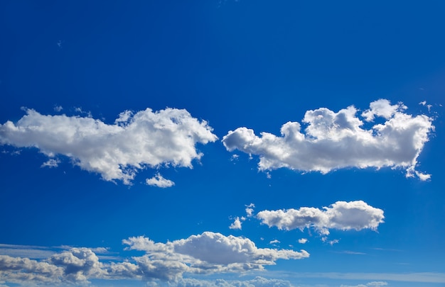 Blauwe hemel met wolken in een zonnige dag