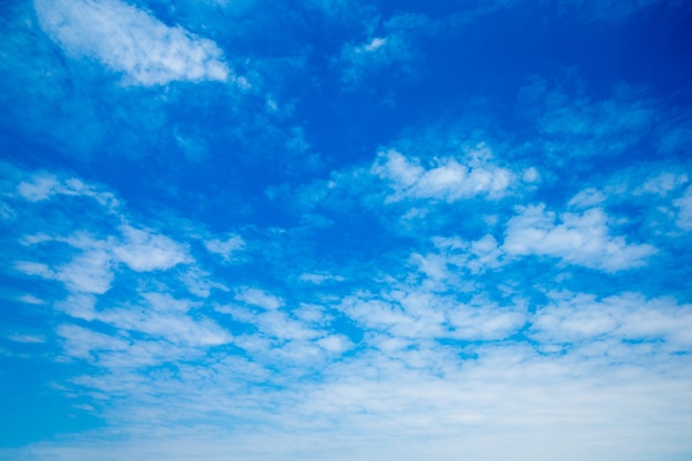 Blauwe hemel met wolken. natuur achtergrond