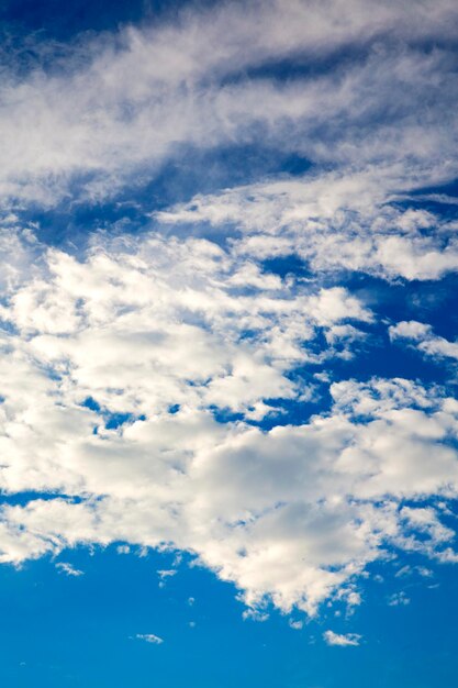 Foto blauwe hemel met wolken.