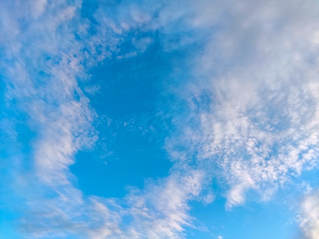 Blauwe hemel met wolken