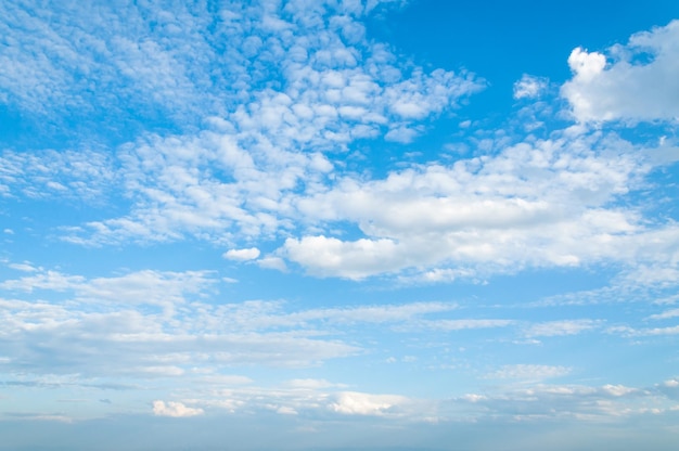 Blauwe hemel met wolken