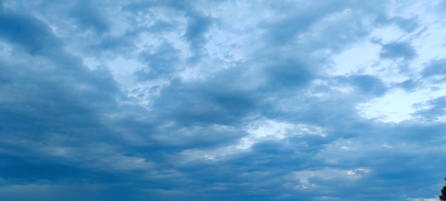 Blauwe hemel met wolken