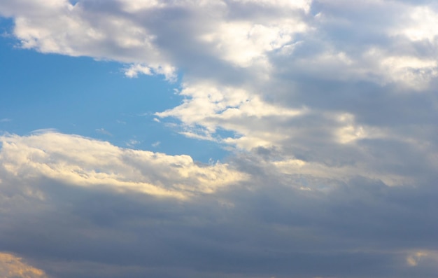 Blauwe hemel met wolkenachtergrond Natuurlijke Blauwe hemel