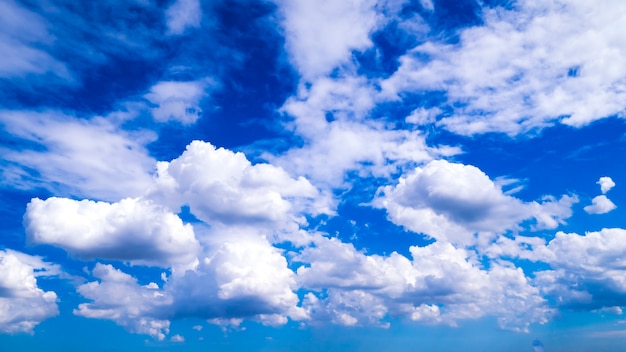 Blauwe hemel met wolkenclose-up. Closeup blauwe lucht en pluizige wolken achtergrond