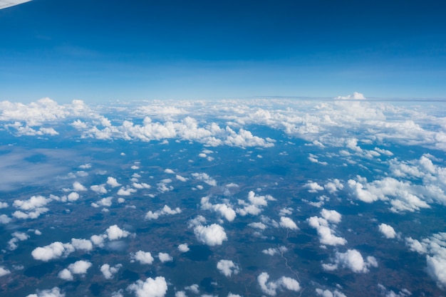 Blauwe hemel met wolkenclose-up