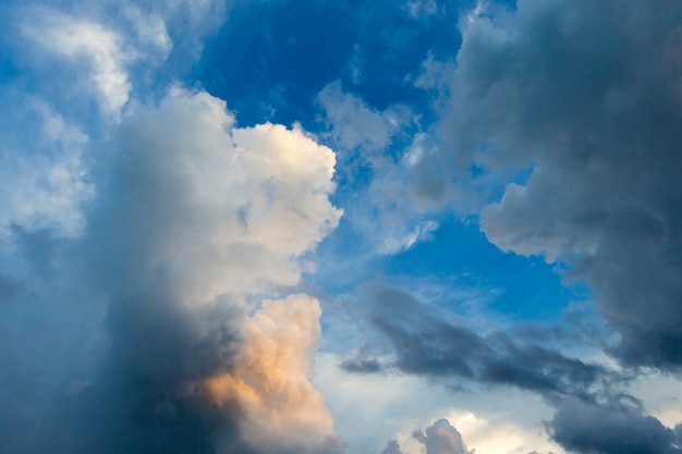 Blauwe hemel met wolkenclose-up