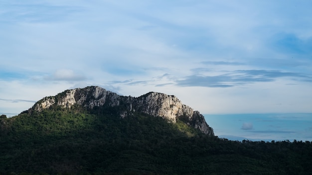 Blauwe hemel op berglandschap in Thailand