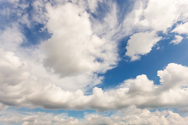 Blauwe hemel witte wolken, foto van blauwe lucht en witte wolken of cloudscape, natuur achtergrond en natuur achtergrond ontwerpconcept.