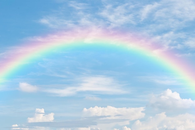 Blauwe hemel witte wolken regenboog achtergrond