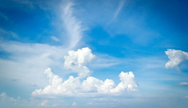 Blauwe hemelachtergrond met bewolkt.