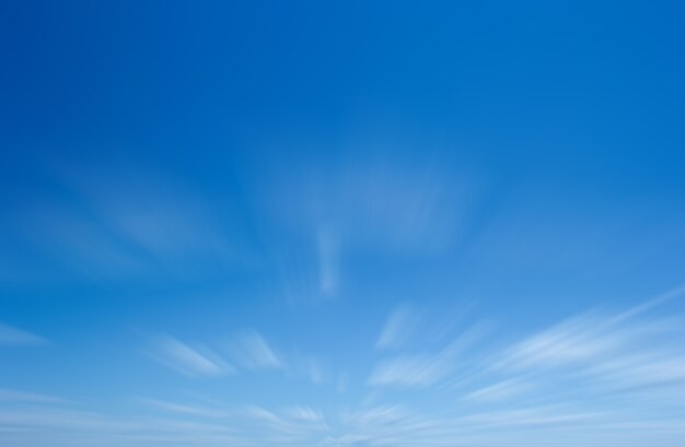 Blauwe hemelachtergrond met bewolkt.