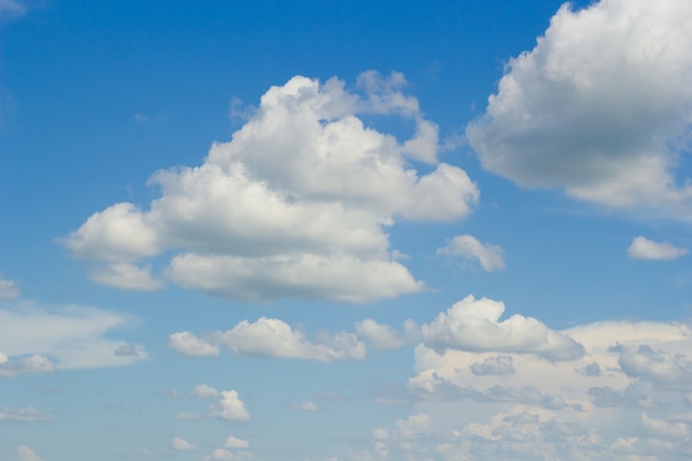 Blauwe hemelachtergrond met bewolkt.