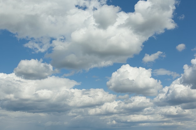 Blauwe hemelachtergrond met een kleine wolken. Zomerdag, natuur. Zachte focus. Kunstmatig geluid
