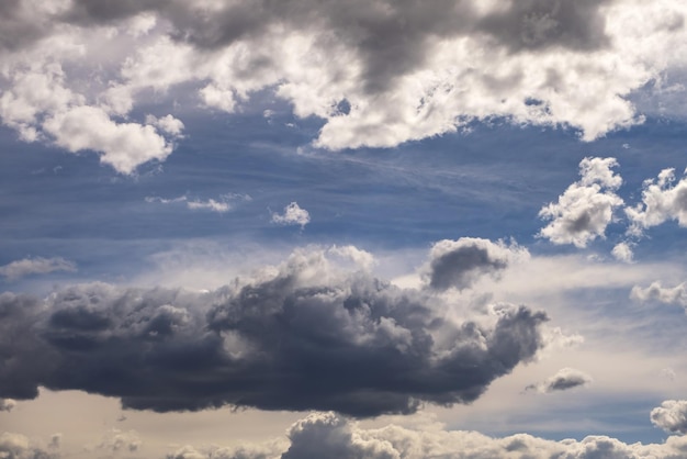 Blauwe hemelachtergrond met grote kleine stratus cirrus gestreepte wolk voor storm