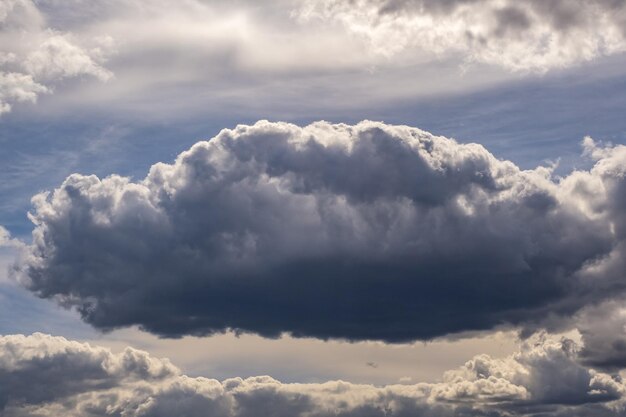 Blauwe hemelachtergrond met grote kleine stratus cirrus gestreepte wolk voor storm