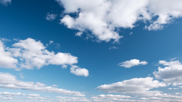 blauwe hemelachtergrond met klein wolkenpanorama