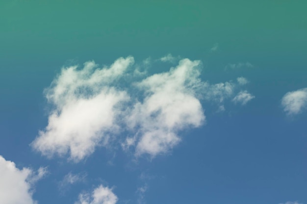 Blauwe hemelachtergrond met kleine wolken Filmisch gekleurde lucht met wolken