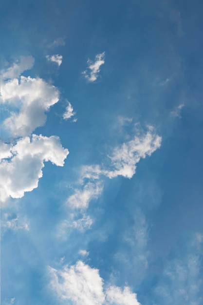 Blauwe hemelachtergrond met kleine wolken Filmisch gekleurde lucht met wolken