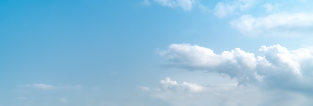 Blauwe hemelachtergrond met kleine wolken. panorama