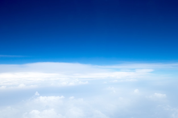 Blauwe hemelachtergrond met kleine wolken. panorama