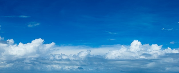 Blauwe hemelachtergrond met kleine wolken. panoramisch