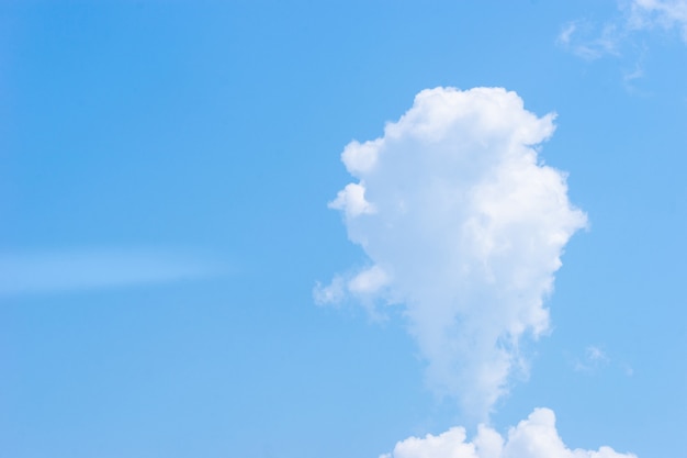 Blauwe hemelachtergrond met kleine wolken, wolk op blauwe hemel