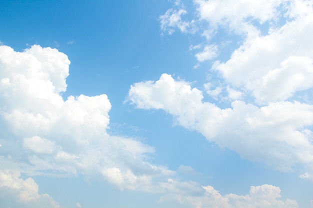 Blauwe hemelachtergrond met kleine wolken