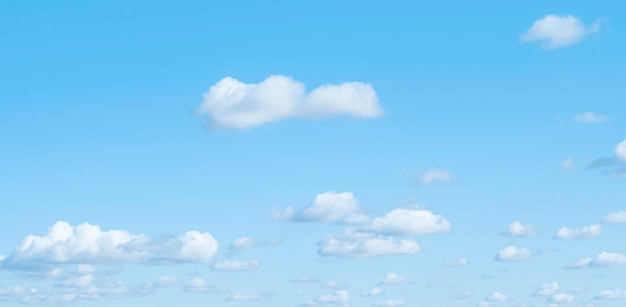 blauwe hemelachtergrond met kleine wolken