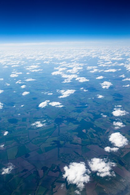 Blauwe hemelachtergrond met kleine wolken