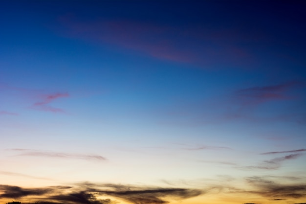 Blauwe hemelachtergrond met mooie wolken