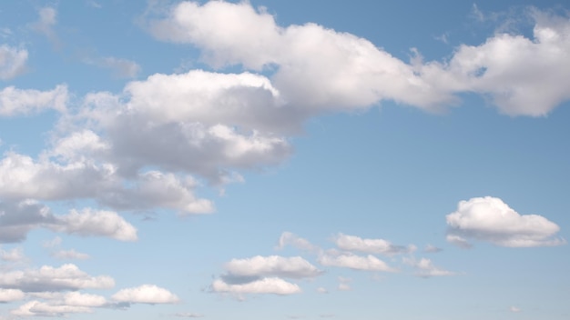 blauwe hemelachtergrond met uiterst kleine wolken