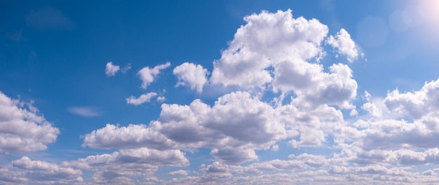 blauwe hemelachtergrond met uiterst kleine wolken