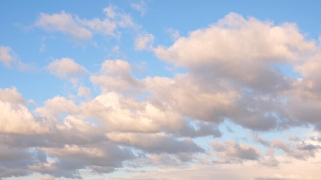 blauwe hemelachtergrond met uiterst kleine wolken