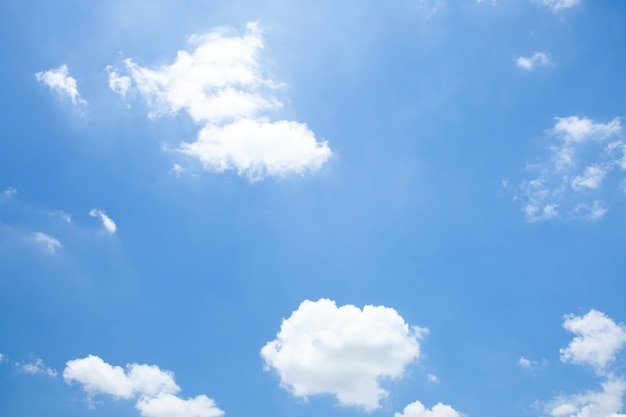 blauwe hemelachtergrond met uiterst kleine wolken