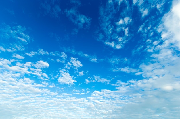 blauwe hemelachtergrond met uiterst kleine wolken