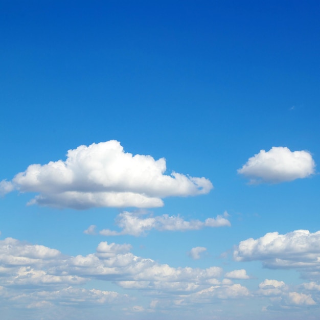 blauwe hemelachtergrond met uiterst kleine wolken