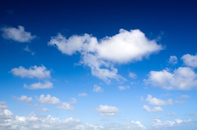 blauwe hemelachtergrond met uiterst kleine wolken