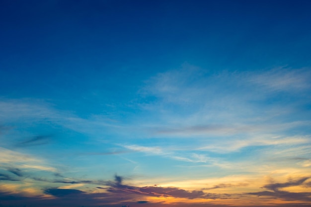 blauwe hemelachtergrond met uiterst kleine wolken