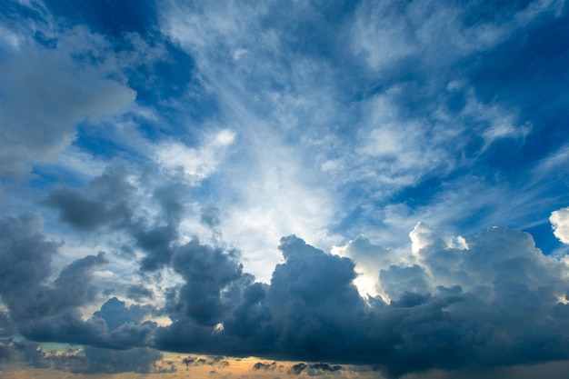 blauwe hemelachtergrond met uiterst kleine wolken