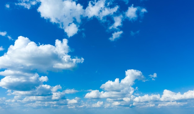 blauwe hemelachtergrond met uiterst kleine wolken