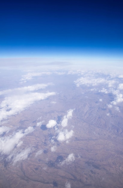 blauwe hemelachtergrond met uiterst kleine wolken