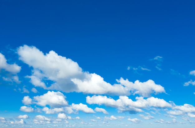 blauwe hemelachtergrond met uiterst kleine wolken