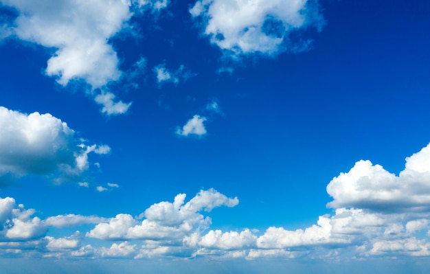 Blauwe hemelachtergrond met uiterst kleine wolken