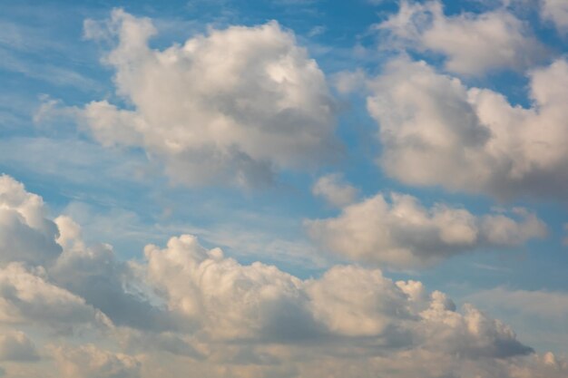 Blauwe hemelachtergrond met wit gestreepte wolken blauw luchtpanorama kan worden gebruikt voor vervanging van de lucht