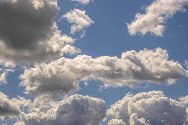 Blauwe hemelachtergrond met wit gestreepte wolken Heldere dag en goed winderig weer