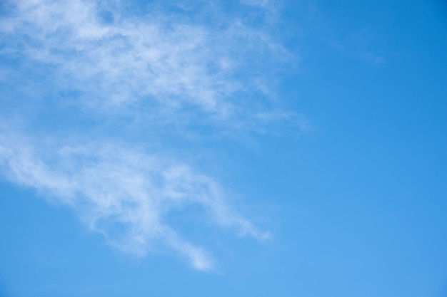 Blauwe hemelachtergrond met witte pluizige cumuluswolken Panorama van witte pluizige wolken in de blauwe lucht Mooie uitgestrekte blauwe hemel met verbazingwekkende verspreide cumuluswolken