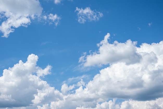 Blauwe hemelachtergrond met witte pluizige cumuluswolken Panorama van witte pluizige wolken in de blauwe lucht