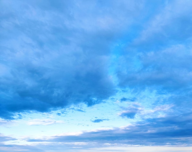 Blauwe hemelachtergrond met witte wolken Schoonheid heldere lucht achtergrond Sombere levendige cyaan landschap in milieu dag horizon skyline weergave