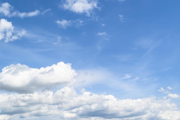 Blauwe hemelachtergrond met witte wolken schoonheid van de natuur